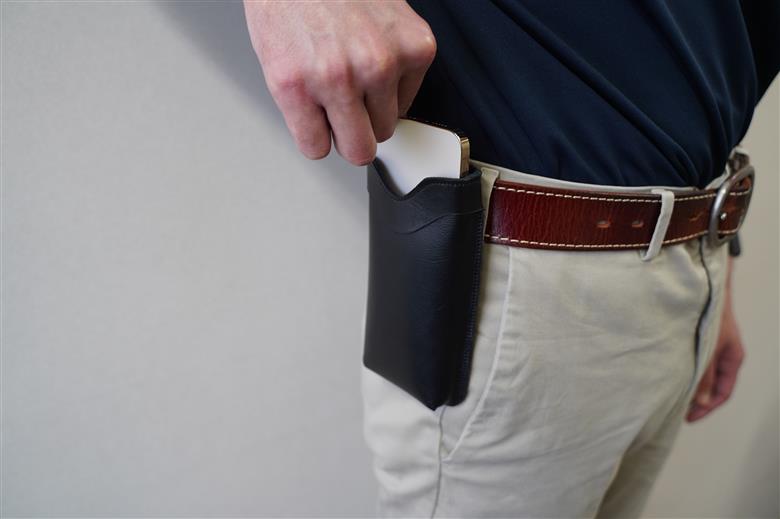 職人手作りの【本革】「スマホポーチ」ブラック ケース 革 携帯ホルダー ポーチ ベルト 黒 コンパクト シンプル おしゃれ 人気 プレゼント H066-083