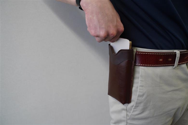 職人手作りの【本革】「スマホポーチ」ブラウン ケース 革 携帯ホルダー ポーチ ベルト 茶 コンパクト シンプル おしゃれ 人気 プレゼント H066-084