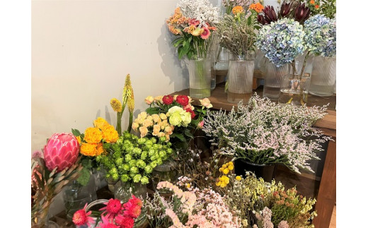 【母の日ギフト】カーネーションを使ったフラワーアレンジメント（ブルー）　H143-020