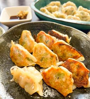 【定期便全3回】3ヶ月に1回お届け 居酒屋のおかあちゃん手作り もちもち福刻餃子 75個(25個×3袋) 碧南産にんじん入り　H136-043