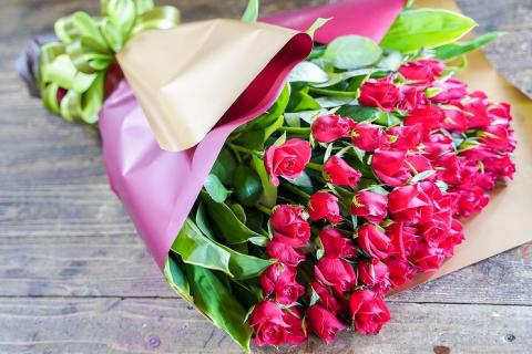 【圧巻の50本】真っ赤なバラの花束　H092-048