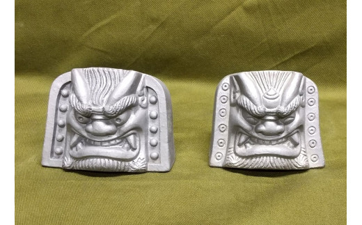 伝統工芸士の鬼師が作る【守護鬼瓦シリーズ】 見守り守護鬼面(自立型) 睨み・笑い 計２体セット 開運 魔除 三州鬼瓦 工芸品 H064-033