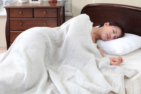 【ふわっと軽く上質リネンならではの滑らかな肌ざわり】リネンガーゼ３重ガーゼケット（亜麻色）_【G0447】