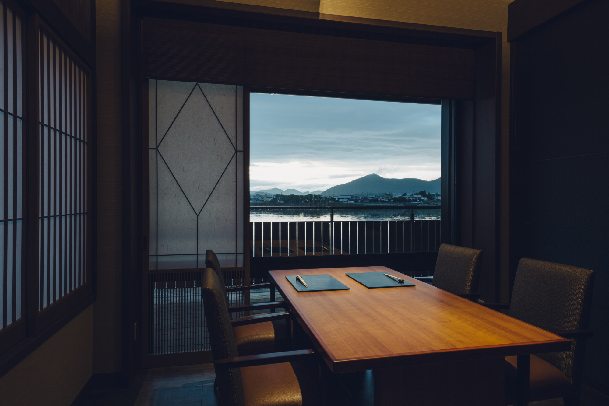 灯屋迎帆楼宿泊ペアチケット（平日利用限定）乾杯用ペアドリンク付 ｜ 2名分 和モダンデラックススイート 1泊2食 旅館 露天風呂 温泉 スイート 高級旅館 休暇 国宝 犬山城 愛知 岐阜 尾張 名古屋 温泉宿泊 旅行 宿泊 宿泊券 チケット ハイクラス