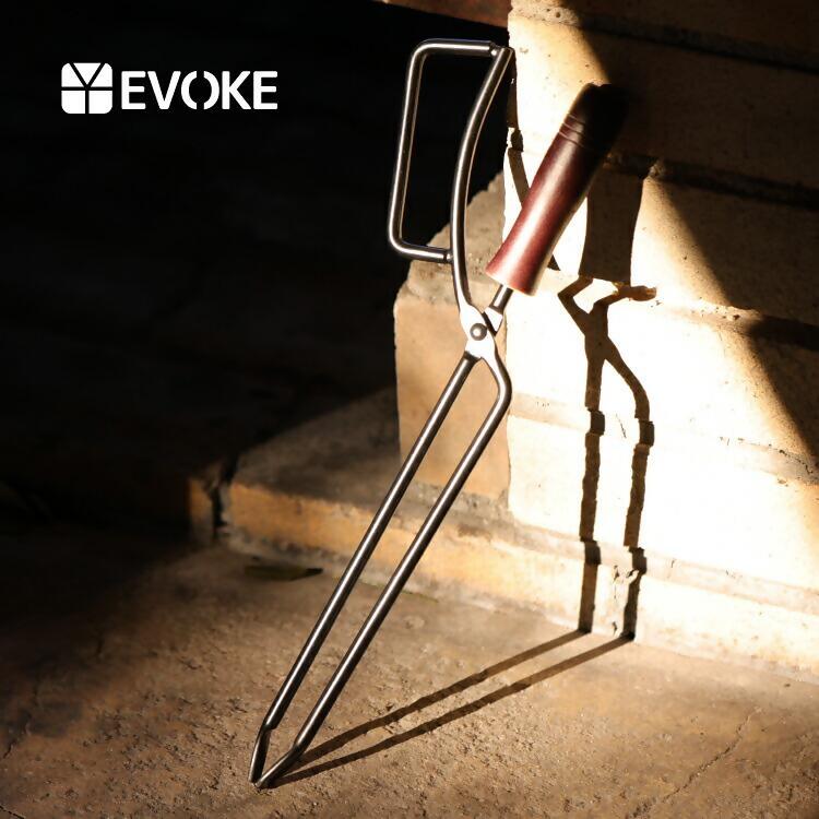 【EVOKE/イヴォーグ公式】 ファイヤープレーストング　薪ばさみ｜ 火ばさみ キャンプ 火バサミ コンパクト 炭バサミ 炭ばさみ 薪バサミ 薪ばさみ ファイヤープレーストング 焚き火トング 焚火トング おしゃれ キャンプ用品 バーべキュー 愛知県 岐阜県 名古屋 acct EVOKE