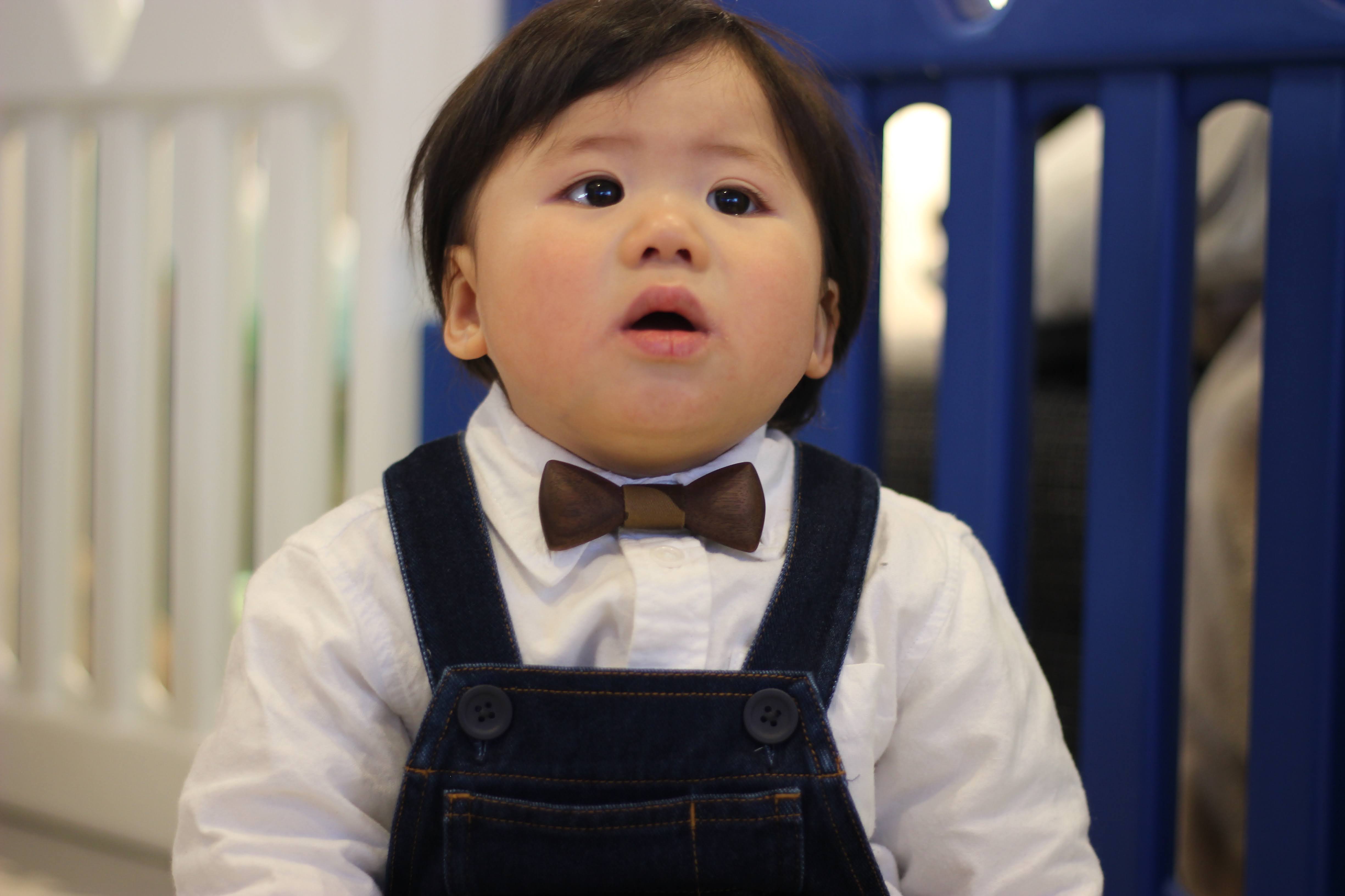 ベビー用オリジナル木製蝶ネクタイ（ウォールナット） ｜ ハンドメイド 蝶ネクタイ ネクタイ ベビー用品 赤ちゃん 子供 キッズ ベビー かわいい おしゃれ 木製 ウォールナット ワンポイント 誕生日 記念日 お祝い 晴れ着 衣装 結婚式 撮影 アイテム