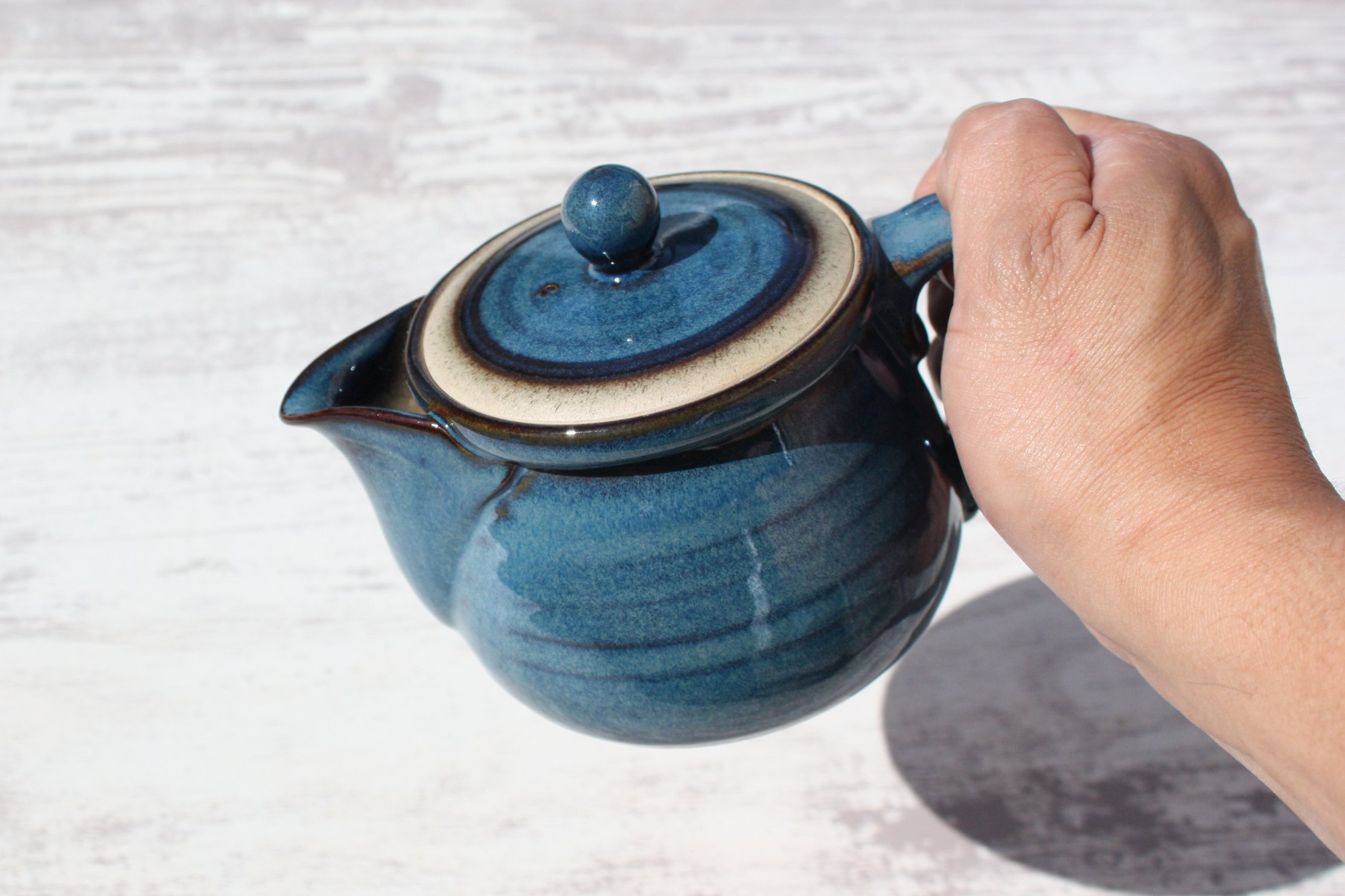 常滑焼　盛正窯　広口ブルーポット　セラメッシュ（陶製茶こし）| 常滑焼 急須 シンプルデザイン おしゃれ 焼き物 特産品 贈り物 プレゼント とこ販 茶器 和食器 陶器 陶磁器 ティーポット キッチン用品 キッチン雑貨 日本製 食器 紅茶 日本茶 愛知県 常滑市