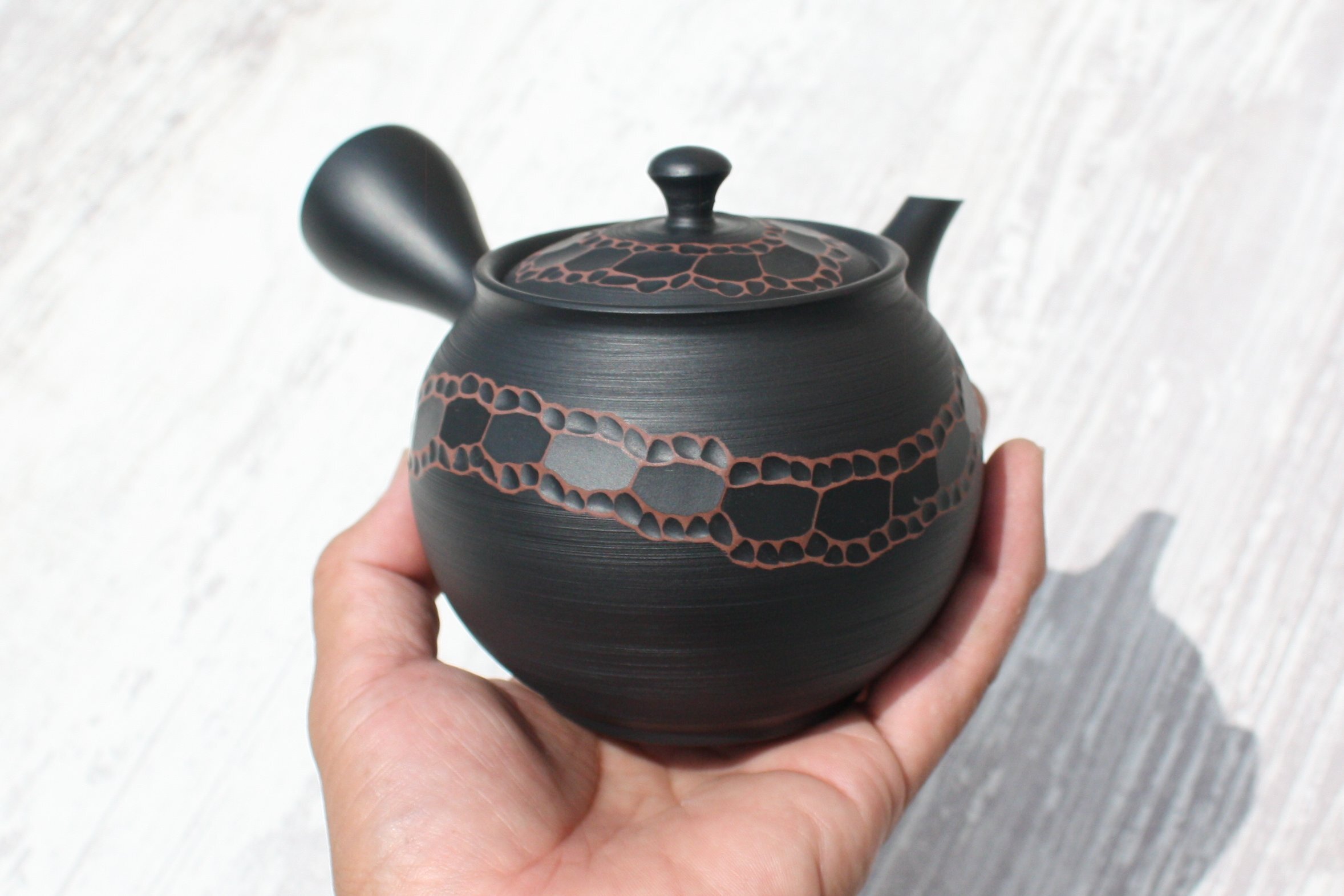 常滑焼　宝龍窯　黒窯変リングカット急須　セラメッシュ（陶製茶こし）| 常滑焼 急須 シンプルデザイン おしゃれ 焼き物 特産品 贈り物 プレゼント とこ販 茶器 和食器 陶器 陶磁器 ティーポット キッチン用品 キッチン雑貨 日本製 食器 紅茶 日本茶 愛知県 常滑市