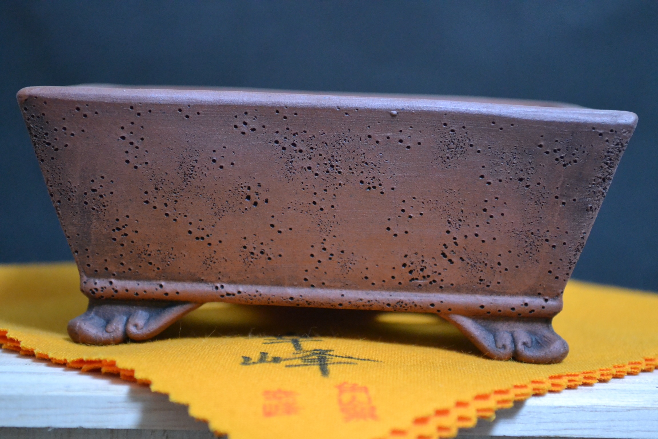 常滑焼　龍長方鉢| 長方龍鉢 焼き物 特産品 贈り物 盆栽 職人 浮彫細工 角山陶苑 幸峰作 朱泥 桐箱付き 園芸 日本製 愛知県 常滑市