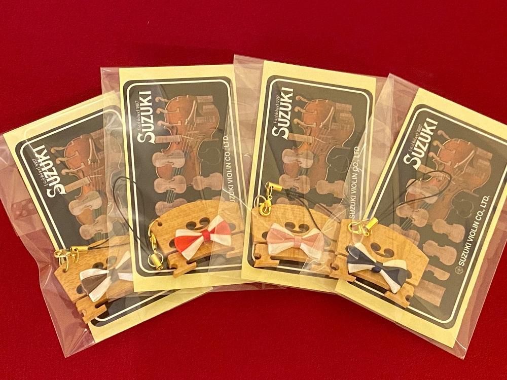 バイオリン職人をモデルにしたクリアファイル４点 ＆ バイオリン駒を使用したオリジナルキーホルダー