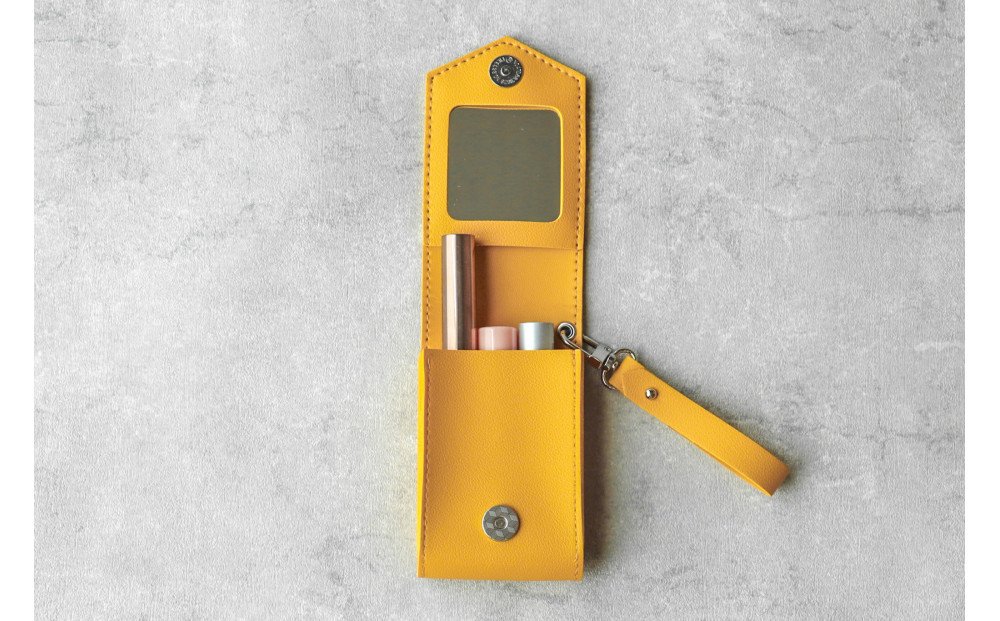 【イエロー】毎日の“ときめき”を仕込めるリップケース　リップクリームホルダー　キーホルダーストラップ　【ミラー付き・3本入る】