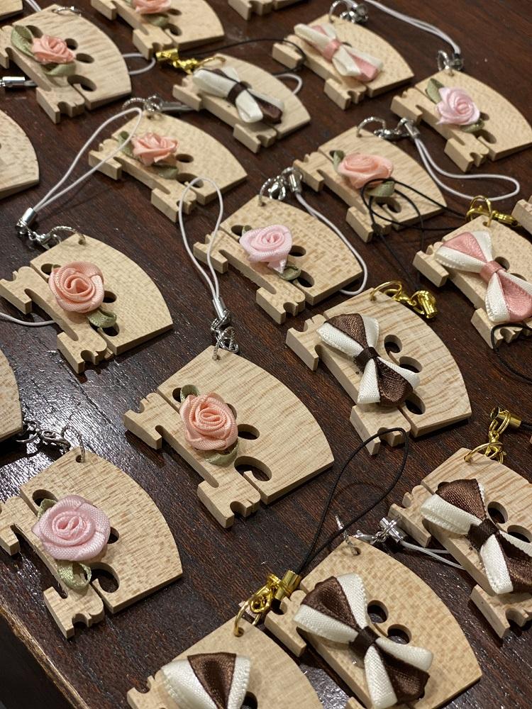 バイオリン職人をモデルにしたクリアファイル４点 ＆ バイオリン駒を使用したオリジナルキーホルダー