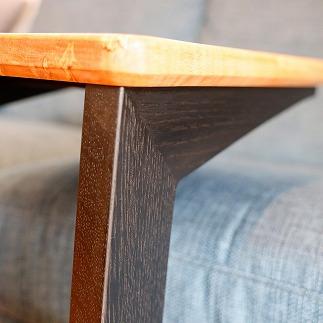 足が入りやすい無垢の木100%で作るソファーテーブル メイプル(楓)の希少な杢目を楽しむリバーテーブル