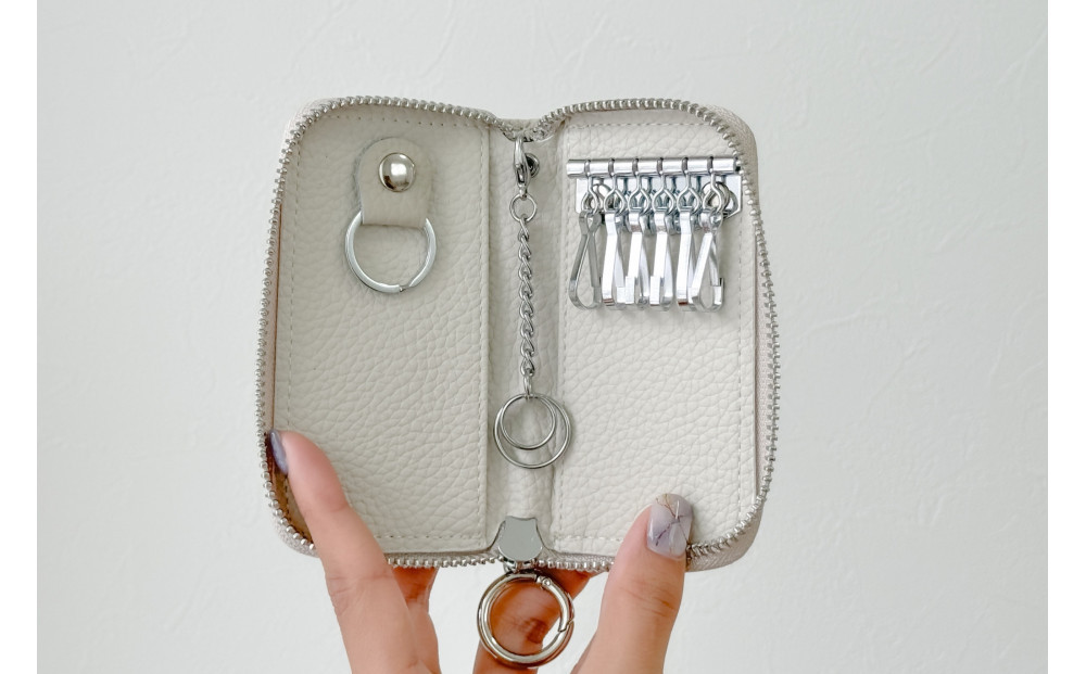 【スマートキー対応 カードが入る本革6連キーケース】＜ベージュ＞ おしゃれ　可愛い　コンパクト　スリム　猫　レザー