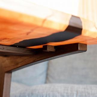 足が入りやすい無垢の木100%で作るソファーテーブル メイプル(楓)の希少な杢目を楽しむリバーテーブル