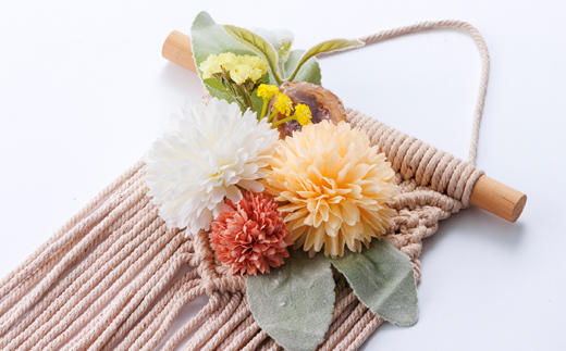 イチジク色したマクラメのフラワータペストリー