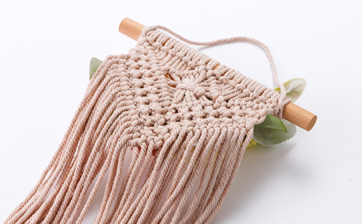 イチジク色したマクラメのフラワータペストリー