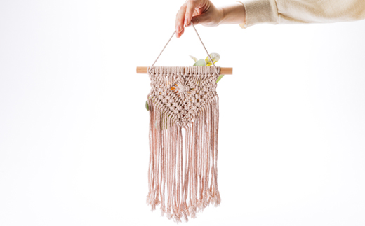 イチジク色したマクラメのフラワータペストリー