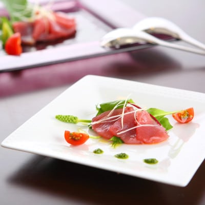 ノリタケ【リズモホワイト】19cmスクエアプレートペア