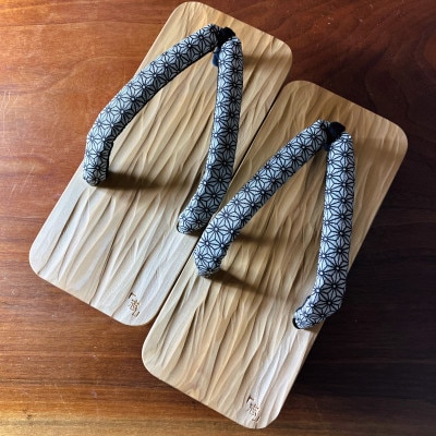 郡上踊り　踊り下駄　槍鉋(やりかんな)下駄　男性用Mサイズ　鼻緒/麻の葉(白)