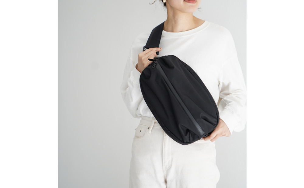 女性も使いやすいボディバッグ　UDUKA　Super water repellent