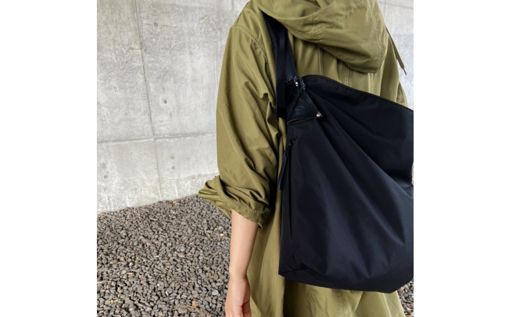 無駄のないシンプルさ、大判ショルダーバッグ　UKIE　Super water repellent