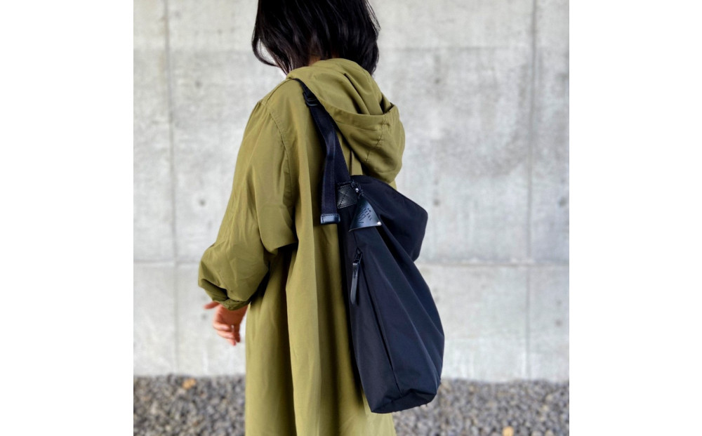 無駄のないシンプルさ、大判ショルダーバッグ　UKIE　Super water repellent