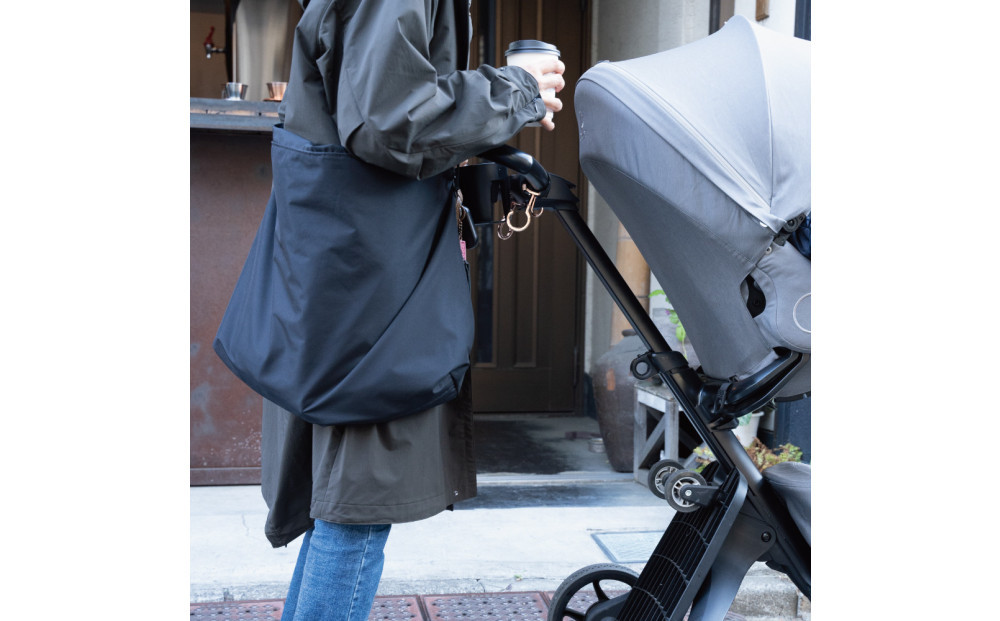 無駄のないシンプルさ、大判ショルダーバッグ　UKIE　Super water repellent