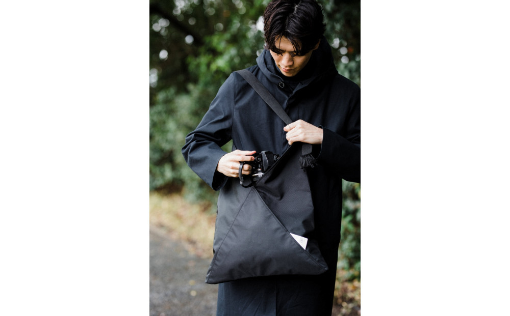 利き手を選ばないショルダートート　Niji　Super water repellent