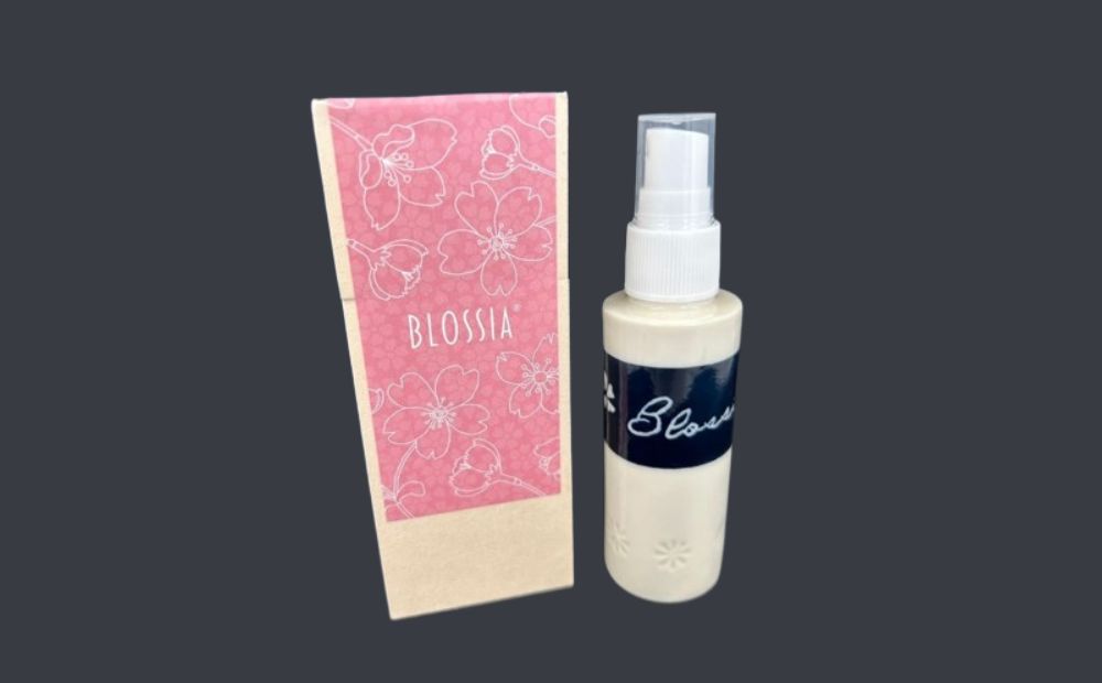 四日市萬古焼ボトルに入った桜のフレグランススプレー BLOSSIA 50ml 御幸毛織 / 四日市 萬古焼 万古焼 アロマスプレー 桜の香り アロマ 香り 癒し 安眠 睡眠 気分転換 リフレッシュ ゆったり 桜 花 インテリア かわいらしい 可愛い かわいい エコ 手軽 長時間持続