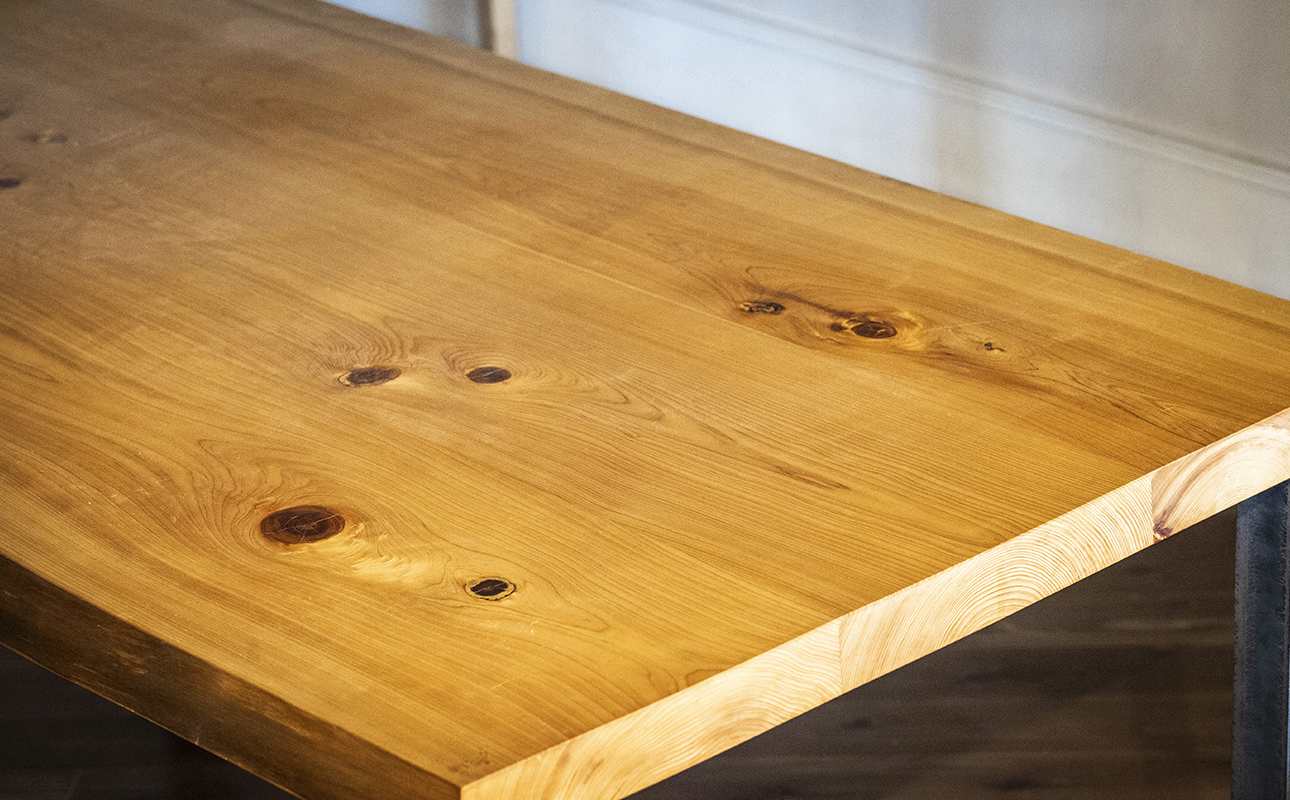 三重県 尾鷲（オワセ）ヒノキ使用、職人技「伊勢逢わせ」一枚板テーブル　幅1,800×奥行750～850×高さ約720㎜　【家具 インテリア 一枚板 おすすめ ブランド メーカー オーダーメイド 手作り おしゃれ 木 テーブル ダイニング 家族 一人暮らし 脚 天板 新生活 引越し 椅子 イス ブルック 三重県 四日市市 ふるさと納税】 1800