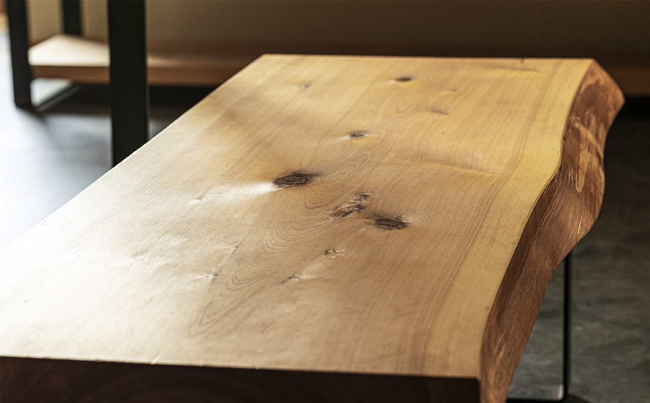 徳川御三家紀州藩の伝統を受け継ぐ三重県 尾鷲（オワセ）ヒノキ使用 BROOK 一枚板ベンチ 長さ1,500×奥行350×高さ約420㎜　【家具 インテリア ベンチ 一枚板 木製 伊勢 おすすめ ブランド メーカー オーダーメイド 手作り おしゃれ 木 テーブル ダイニング 家族 一人暮らし 脚 天板 新生活 引越し 椅子 イス ブルック 三重県 四日市市 ふるさと納税】 1500