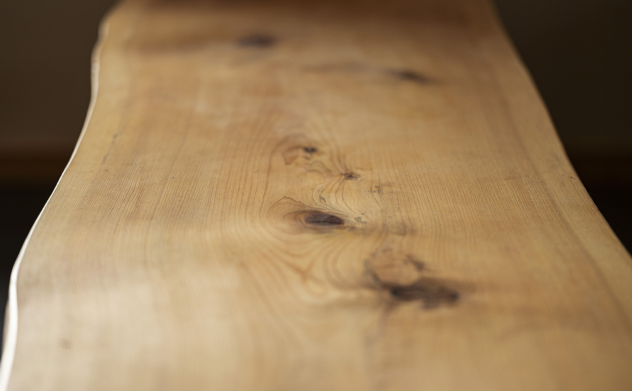 徳川御三家紀州藩の伝統を受け継ぐ三重県 尾鷲（オワセ）ヒノキ使用 BROOK 一枚板オーディオボード 長さ1,500×奥行350×高さ約400㎜　【家具 インテリア オーディオボード テレビ台 リビング 木製 伊勢 おすすめ ブランド メーカー オーダーメイド 手作り おしゃれ 木 ダイニング 家族 一人暮らし 脚 新生活 引越し 椅子 イス ブルック 三重県 四日市市 ふるさと納税】 1500