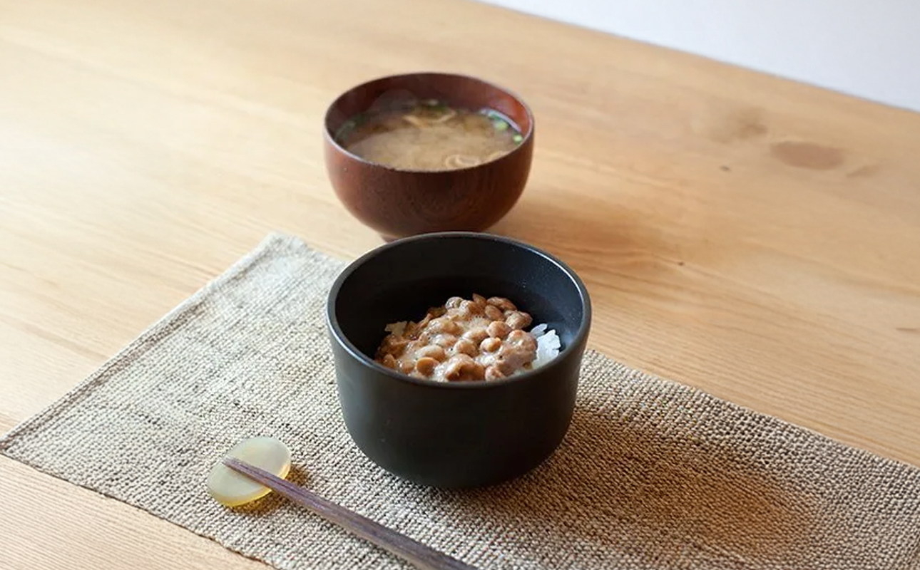 【萬古焼（ばんこやき）】ごはんを美味しく保存するスタイリッシュなおひつ 4th-market ヤソハチ お櫃 一碗 白1個【八十八、おひつ、米、新米、レンジ、保温、保冷、万能、おしゃれ、かわいい、結婚祝、出産祝、セット、贈答、普段使い、手作り、一人用、家庭用、一人暮らし、家族、ファミリー、新生活、三重県 四日市市 ふるさと納税】 白