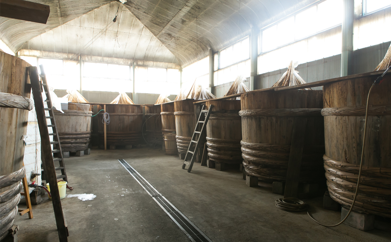 プラスティックやステンレスの桶とは異なる、「百年木桶」ならではの味わいを。創業100年以上続く、希少な木桶仕込みの伊勢藏定番醤油6本セット（本醸造うすくち1L、本醸造こいくち1L、本醸造たまり1L　各2本セット） 【天然醸造、手作り、老舗、おすすめ、人気、プレミアム、高評価、濃厚、刺身、詰め合わせ、ギフト、家庭用、国産、調味料、寿司、煮物、冷奴、焼魚、料理、炒め物、三重県、四日市、ふるさと納税】