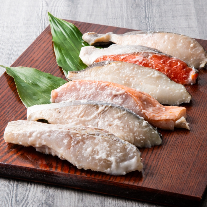 いい酒粕は、いい酒から。世界に誇る銘酒「作（ZAKU）」の香り高い酒粕で、新鮮な魚を漬けました。化学調味料と保存剤不使用、「作」酒粕漬け 6種詰め合わせ