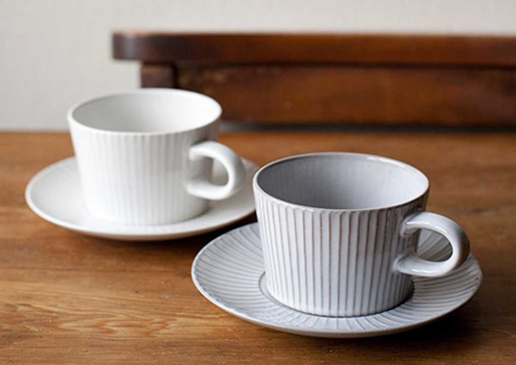 【萬古焼（ばんこやき）】４ｔｈ-ｍａｒｋｅｔプラートカップ＆ソーサーギフト２客セット　4th-market 食器 カップ ソーサー ギフト カフェ 陶器 陶磁器 テーブルウエア 皿 セット 日本製 ティーカップ コーヒーカップ 贈答 贈答品 プレゼント おしゃれ かわいい 結婚祝 出産祝 誕生日 普段使い 手作り 雑貨 伝統工芸 白 グレー シンプル