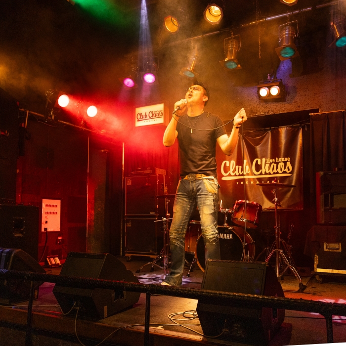 有名アーティスト出演多数の「Club Chaos（クラブケイオス）」のステージで、プロ仕様の音響・照明・スモーク・マルチアングルカメラでバンド演奏＋一日撮影、本格編集のPVを作成【プロフェッショナルバージョン】