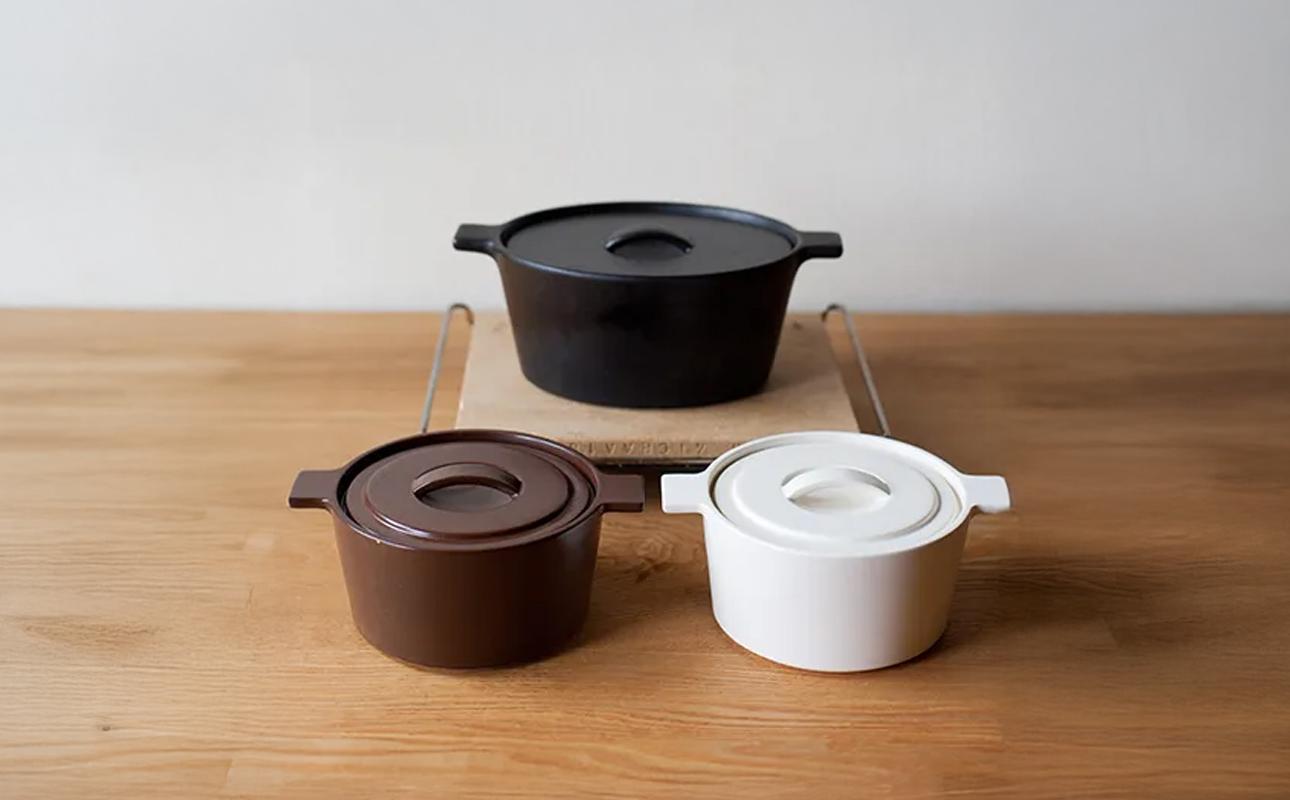 【萬古焼（ばんこやき）】円形デザインがスタイリッシュな一人用サイズの西洋土鍋 4th-market  コッタ ロンドキャセロール(S) 白1個【鍋、土鍋、煮物、スープ、万能、おしゃれ、かわいい、結婚祝、出産祝、セット、贈答、普段使い、手作り、冬、煮込み、一人用、家庭用、一人暮らし、家族、ファミリー、新生活、スープ、三重県 四日市市 ふるさと納税】 白