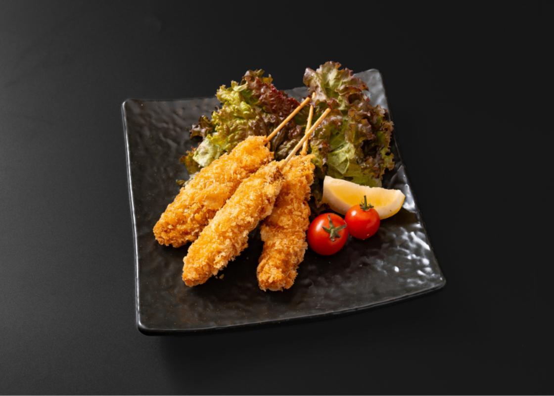 四日市市の名店・焼肉大剛の手作り串カツ。彩り野菜と並ぶ揚げたての盛り付け例。