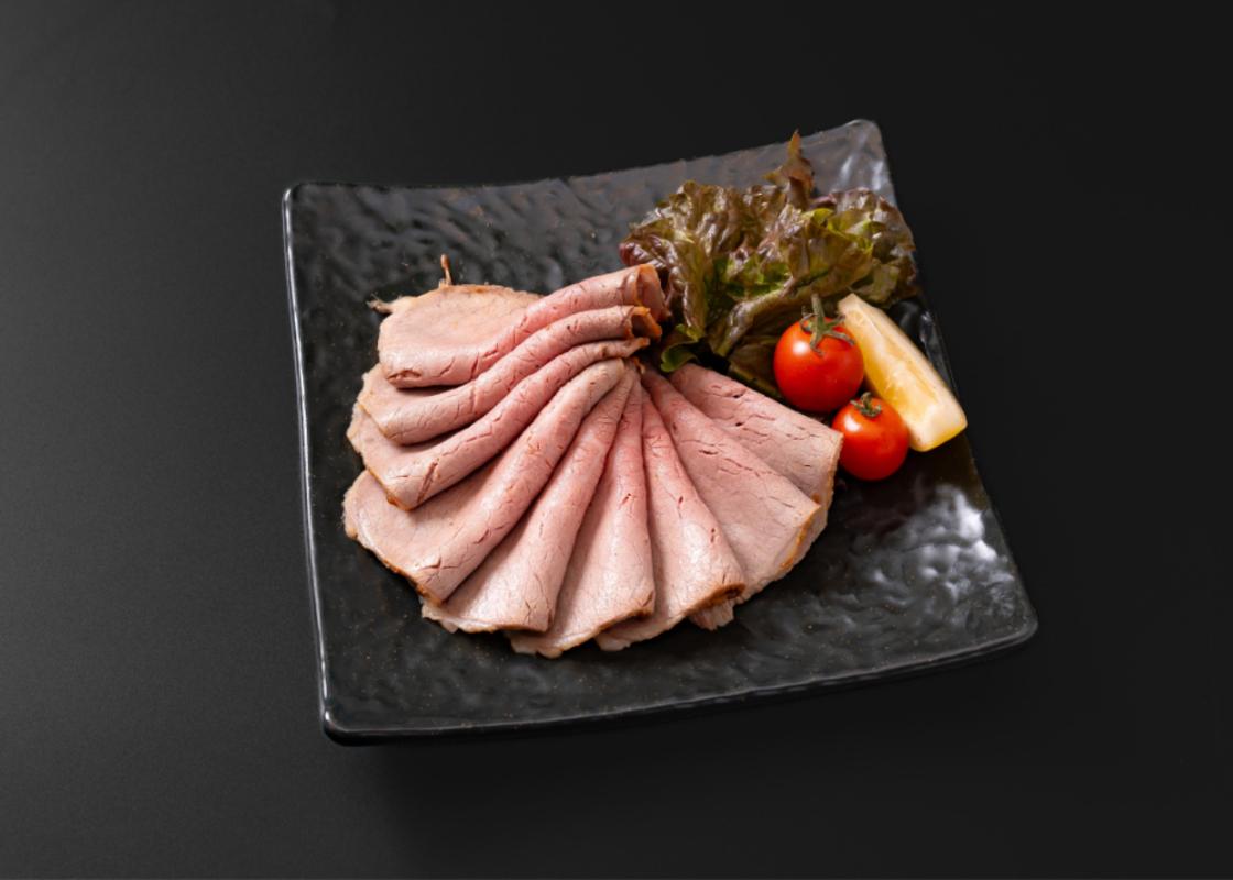 四日市市の名店・焼肉大剛の手作りローストビーフ。薄切りを扇状に広げた盛り付け。
