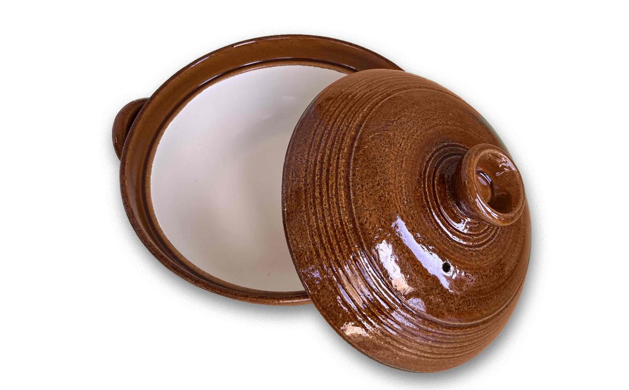 内部はベージュ色で空になっている。艶のあるマットな質感。