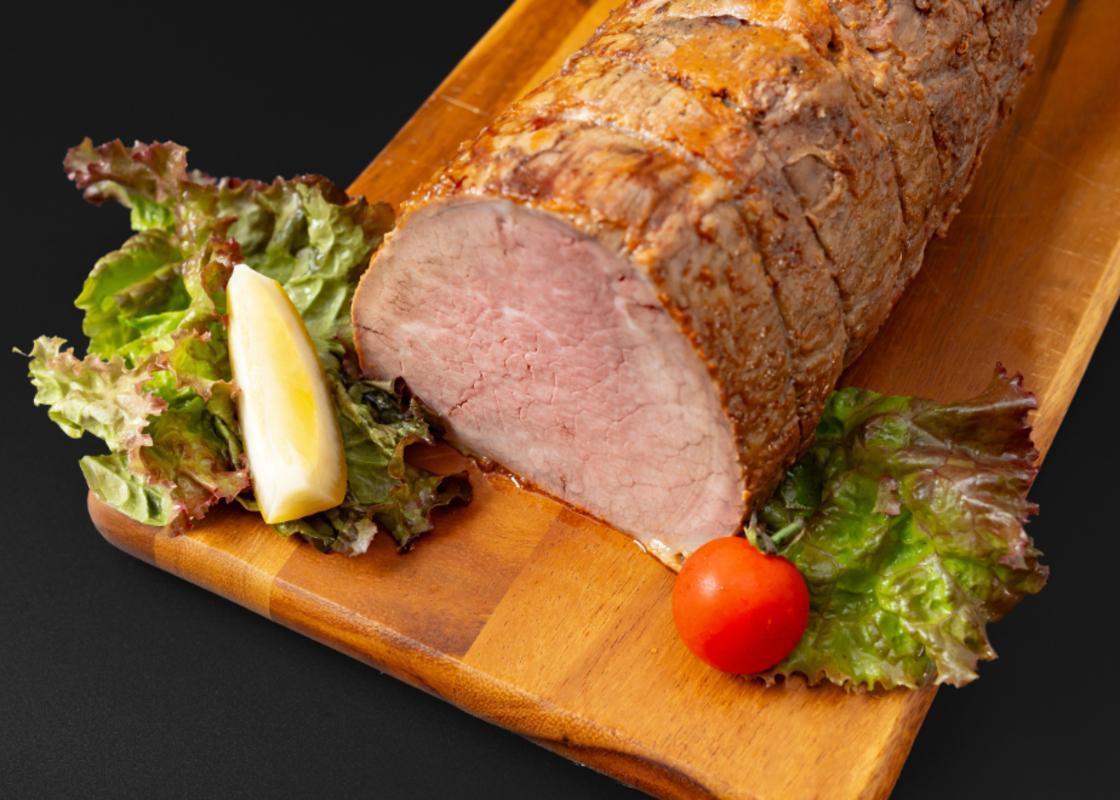 四日市市の名店・焼肉大剛の手作りローストビーフ。ボードに盛られた肉のイメージ。