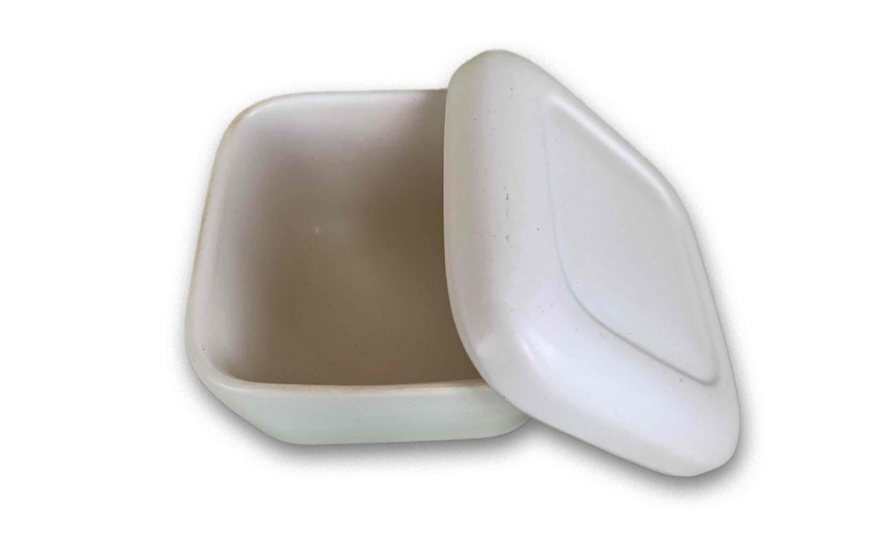 艶のあるマットな質感で、弁当箱や保存容器のような形状。