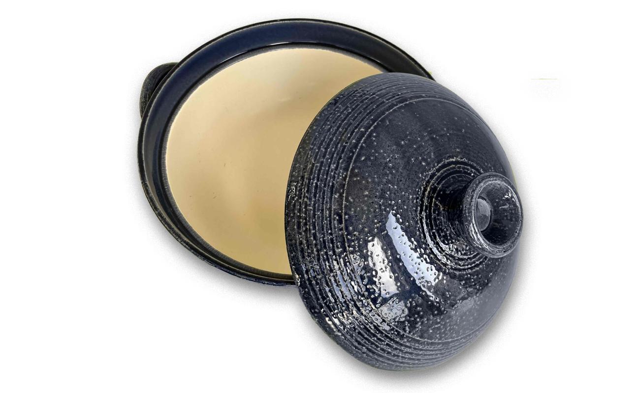 内部はベージュ色で空になっている。艶のあるマットな質感。