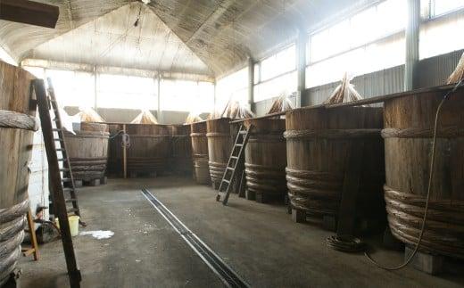 プラスティックやステンレスの桶とは異なる、「百年木桶」ならではの味わいを。創業100年以上続く、希少な木桶仕込みの伊勢藏6点セット（丸大豆醤油200ml、白醤油200ml、香るぽんず360ml、香るつゆ360ml、米麹味噌500g、赤だし500g）【天然醸造手作り、おすすめ、人気、プレミアム、高評価、刺身、詰め合わせ、ギフト、家庭、国産、調味料、寿司、魚、料理、三重県、四日市市、ふるさと納税、ANAのふるさと納税】 6点セット（醤油･味噌･他）