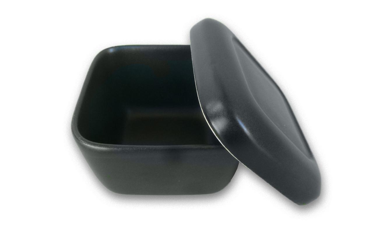 艶のあるマットな質感で、弁当箱や保存容器のような形状。