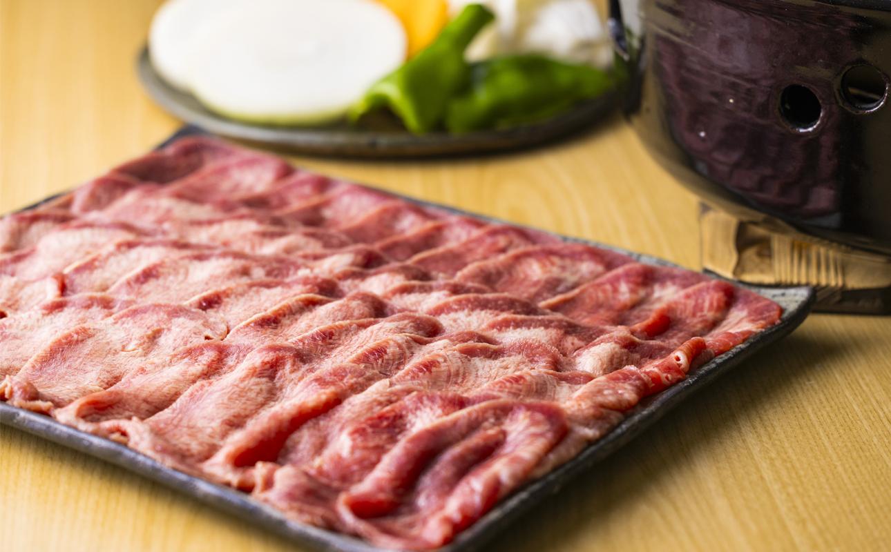 薄切りならではの柔らかくジューシーな食感。試行錯誤でたどりついた、この味付け！牛タンの美味しさの新境地。ごまの風味と香りの薄切り牛タン800g 【牛タン 牛たん タン肉 薄切り 胡麻油 ごま油 ゴマ油 焼肉 焼き肉 切り落とし カット済み お取り寄せ タン先 タン中 タン元 簡単料理 キャンプ 人気 焼き肉牛タン 焼肉牛タン ごま風味 ゴマ風味 胡麻風味 BBQ 三重県 四日市 ふるさと納税】