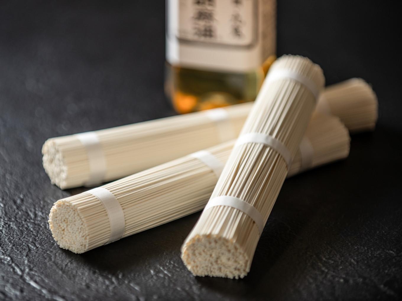 TV番組「マツコ＆有吉 かりそめ天国」紹介店　九鬼太白純生胡麻油使用 太白麺（ひやむぎ）3束・太白うどん 3束・九鬼太白純正胡麻油1本セット【金魚印 王道 大矢知 伝承の味 高級麺 冷麦 ひやむぎ 手延冷麦 手延ひやむぎ うどん 手延うどん 手延べめん 手延麺 無添加 九鬼 ごま油 胡麻油 九鬼産業 長期保存 高級 おすすめ お祝い 乾麺 麺 人気 贈答 家庭用 三重県 四日市市 ふるさと納税】