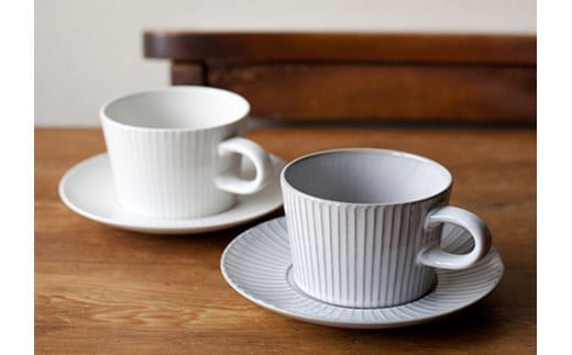 【萬古焼（ばんこやき）】４ｔｈ-ｍａｒｋｅｔプラートカップ＆ソーサーギフト２客セット　4th-market 食器 カップ ソーサー ギフト カフェ 陶器 陶磁器 テーブルウエア 皿 セット 日本製 ティーカップ コーヒーカップ 贈答 贈答品 プレゼント おしゃれ かわいい 結婚祝 出産祝 誕生日 普段使い 手作り 雑貨 伝統工芸 白 グレー シンプル